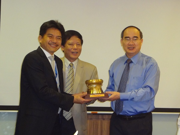 chu-tich-ubtw-mttqvn-nguyen-thien-nhan-tham-lam-viec-tai-petrolimex-singapore